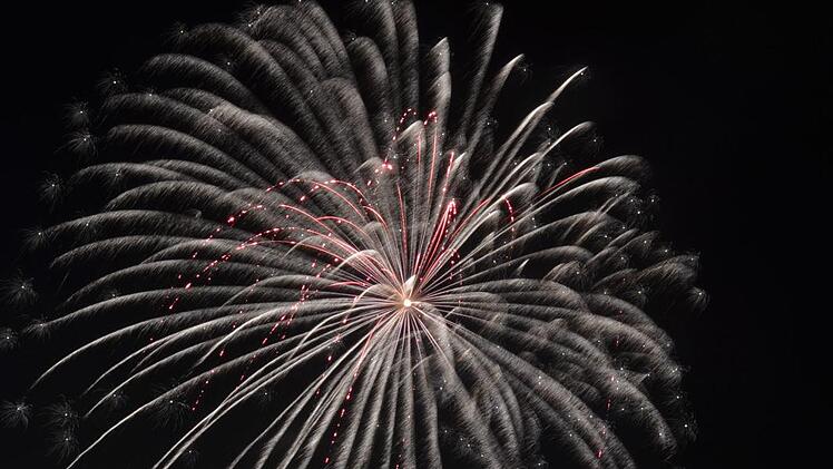 Mit einem grandiosen Feuerwerk endete die diesjährige Kurgartenbeleuchtung in Bad Bocklet.   Foto: Peter Rauch