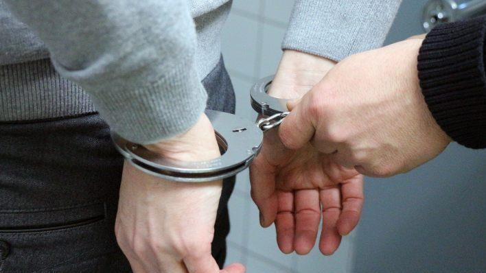 Einen mutmaßlichen Exhibitionisten nahm die Polizei am Samstagabend in Nürnberg fest. Dabei wurde ein Beamter am Knie verletzt. Symbolfoto: 3839153/Pixabay.com