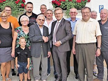 Gratulationscour bei Bernhard Höring in Burggrub. Mit im Bild Vereinsvertreter, Bürgermeister Rainer Detsch, Pfarrer Michael Foltin, Ehefrau Waltraud, Enkelin Katrin und Urenkel Bastian  Foto: Gerd Fleischmann