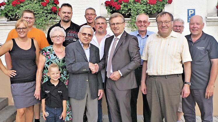 Gratulationscour bei Bernhard Höring in Burggrub. Mit im Bild Vereinsvertreter, Bürgermeister Rainer Detsch, Pfarrer Michael Foltin, Ehefrau Waltraud, Enkelin Katrin und Urenkel Bastian  Foto: Gerd Fleischmann