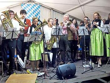 Das Abschlussstück spielten das große Orchester und die "Ehemaligen" gemeinsam. Fotos: Richard Sänger