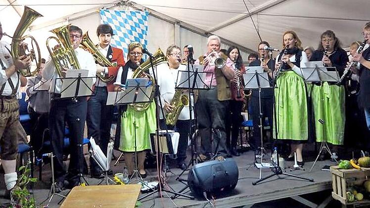 Das Abschlussstück spielten das große Orchester und die "Ehemaligen" gemeinsam. Fotos: Richard Sänger