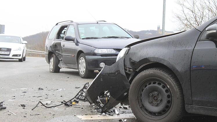 Der Golf prallte in die rechte Seite des Renault.