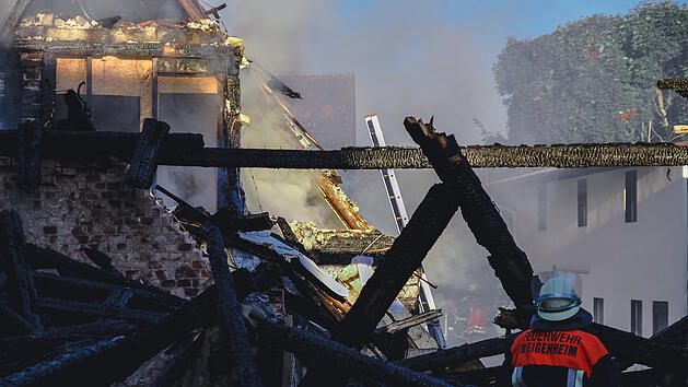 Gro&szlig;brand auf landwirtschaftlichen Anwesen: Feuer in mehreren Geb&auml;uden