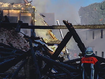 Gro&szlig;brand auf landwirtschaftlichen Anwesen: Feuer in mehreren Geb&auml;uden