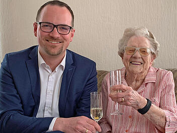 Schwabach: Begeisterte B&uuml;rgerin feiert 100. Geburtstag - "Es k&ouml;nnte nirgendwo sch&ouml;ner sein"
