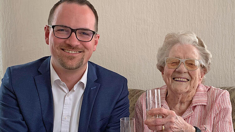 Schwabach: Begeisterte B&uuml;rgerin feiert 100. Geburtstag - "Es k&ouml;nnte nirgendwo sch&ouml;ner sein"