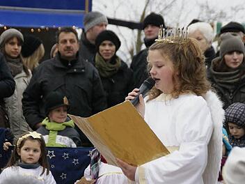 Josepha Pflaum ist das neue Eltmanner Christkind. Von ihrer Nervosität war während ihres Pologs nichts mehr zu bemerken. Inmitten ihrer Engelchen fühlte sie sich schnell sehr wohl. Fotos: Sabine Weinbeer