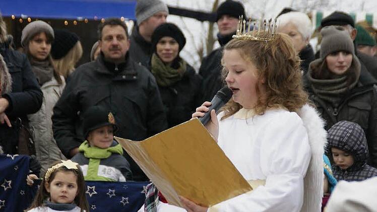 Josepha Pflaum ist das neue Eltmanner Christkind. Von ihrer Nervosität war während ihres Pologs nichts mehr zu bemerken. Inmitten ihrer Engelchen fühlte sie sich schnell sehr wohl. Fotos: Sabine Weinbeer
