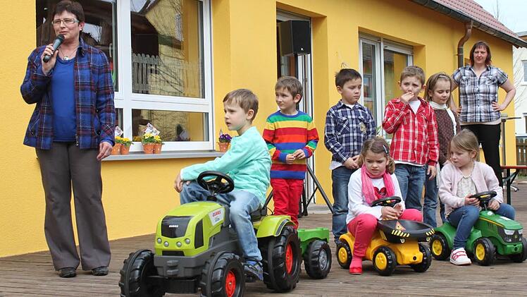 Die Kinder nahmen die neuen Spielgeräte, die Architektin Renate Schubart-Eisenhardt (links) mitgebracht hatte, sofort in Besitz.
