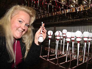 Die kleinen Schneemänner sind eine Neuheit. Sie bekommen von Silke Eckardt Schals in Farbe. Fotos: Sonja Adam