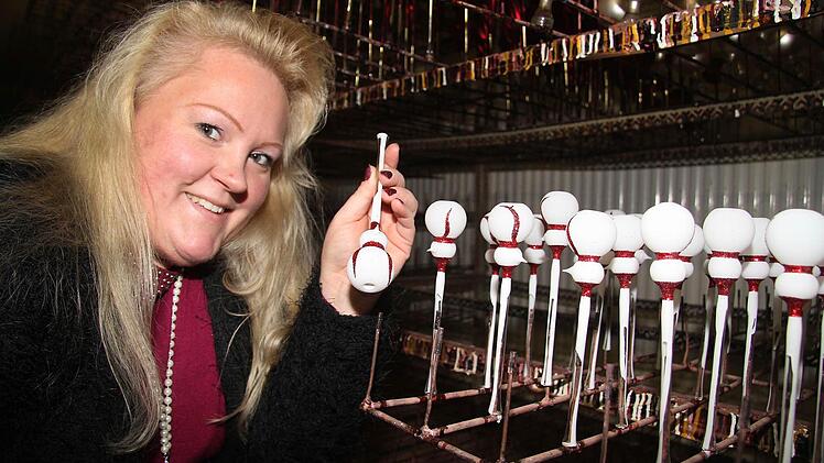 Die kleinen Schneemänner sind eine Neuheit. Sie bekommen von Silke Eckardt Schals in Farbe. Fotos: Sonja Adam