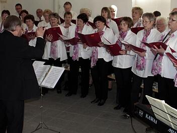 Der gemischte Chor des Gesangvereins 1865 Lauenstein beim "Singen im Rathaussaal" in Ludwigsstadt unter der Leitung von Dirigent Frieder Apel. Am Klavier überzeugte der 11-jährige Alexander Schmidt das Publikum in Ludwigsstadt mit "Ballade pour Adeline". Foto: Simone Büttner