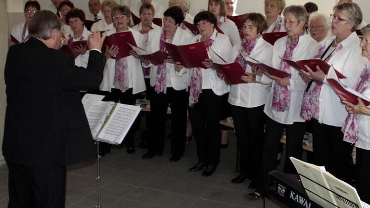Der gemischte Chor des Gesangvereins 1865 Lauenstein beim "Singen im Rathaussaal" in Ludwigsstadt unter der Leitung von Dirigent Frieder Apel. Am Klavier überzeugte der 11-jährige Alexander Schmidt das Publikum in Ludwigsstadt mit "Ballade pour Adeline". Foto: Simone Büttner