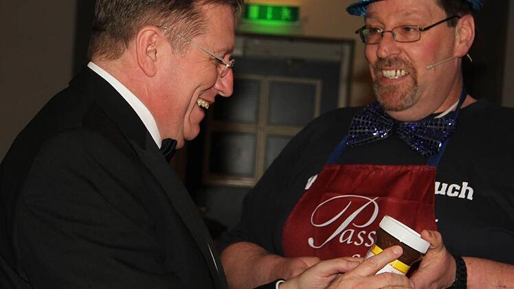 Götz Kraschewski überreichte dem OB ein Glas Nutella. Foto: Sonja Adam