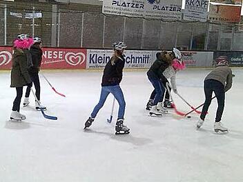 Schnelligkeit, Geschicklichkeit und Teamfähigkeit waren bei den Wettspielen in der Eishalle Höchstadt verlangt.  Foto: Alois Mayer