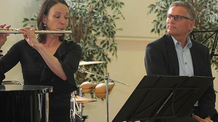 Tanja Schaller spielte auf der Querflöte, auf dem Akkordeon und beeindruckte mit Gesangseinlagen. Vor allem Auszüge aus der Erich-Kästner-Revue mit Wolfgang Krebs kamen bestens an. Foto: Sonny Adam