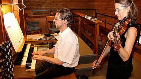 Karl-Heinz Böhm zeigte sich als zuverlässiger Begleiter von Birgit Hablitzel. Foto: Johanna Blum