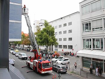 Mit einer speziellen Trage am Korb fuhr die Feuerwehr vor den Hochhausbalkon. Foto: Ulrike Nauer