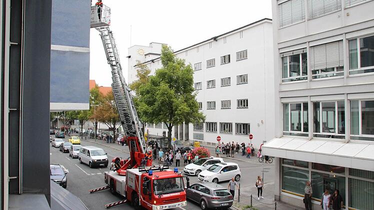 Mit einer speziellen Trage am Korb fuhr die Feuerwehr vor den Hochhausbalkon. Foto: Ulrike Nauer