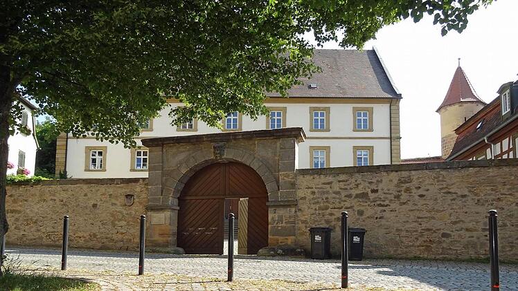 Aus dem frühen 18. Jahrhundert stammt das Gebäude hinter dieser hohen Mauer. Es diente einst als fürstbischöfliches Amtsmagazin. Darauf verweist eine Erinnerungstafel mit der Jahreszahl 1714.Foto: Jochen Berger