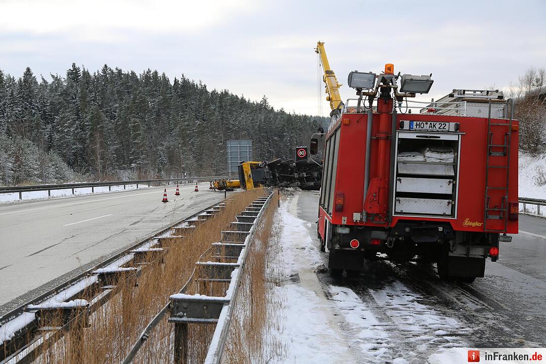 Tonnenschwerer Autokran stürzt auf schneeglatter A93 um