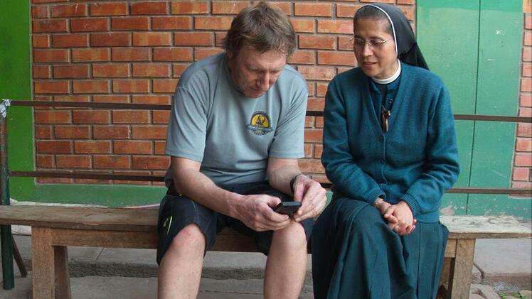 Klaus Rübensaal mit der Schwester, die das Waisenhaus in Quiquijana betreut. Die treuen Begleiter des Lichtenfelsers: sein Smartphone und eine Übersetzer-App.