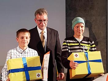 So sehen Sieger aus: Philipp Bauer und Anton Brand mit Preisen, überreicht im Deutschen Museum in München von Ministerialdirigent Walter Gremm. Foto: Doris Bauer
