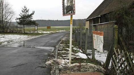 Der Tanzenhaider Weg ist wenig befahren. Im Sommer mehr als im Winter. Der Weg geht zum Friedhof und zu einem Keller.  Fotos: Michael Busch