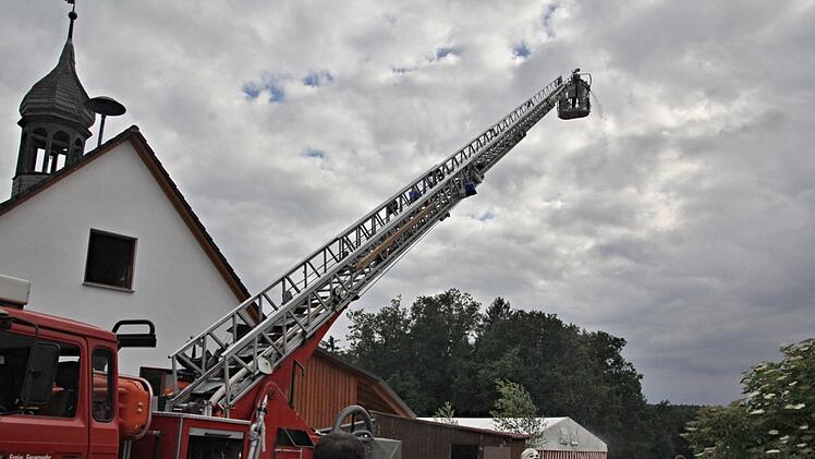 Die Drehleiter aus Ebern im Einsatz.