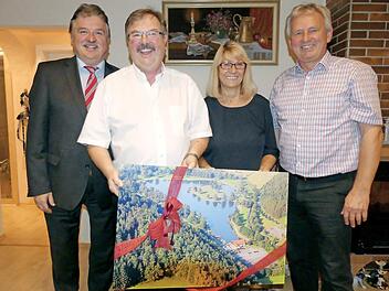 Landrat Klaus Peter Söllner (links) und Bürgermeister Werner Diersch (rechts) gratulieren Albet Kolb zum 60. Geburtstag. Mit im Bild Ehefrau Gerda Foto: Dieter Hübner