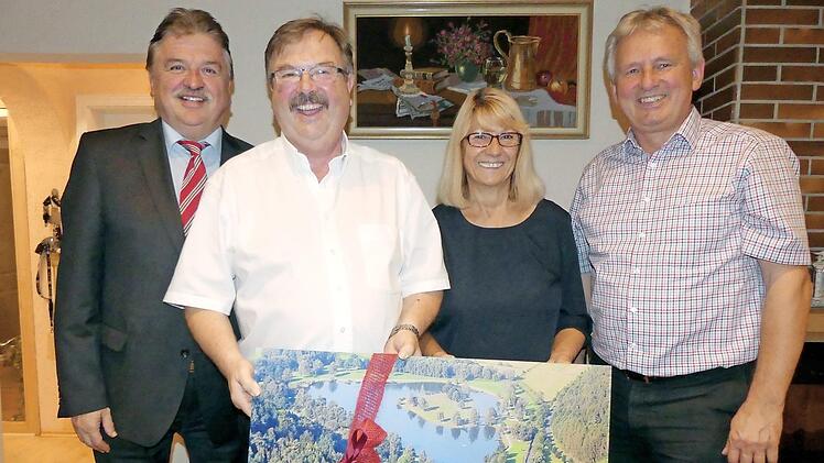 Landrat Klaus Peter Söllner (links) und Bürgermeister Werner Diersch (rechts) gratulieren Albet Kolb zum 60. Geburtstag. Mit im Bild Ehefrau Gerda Foto: Dieter Hübner