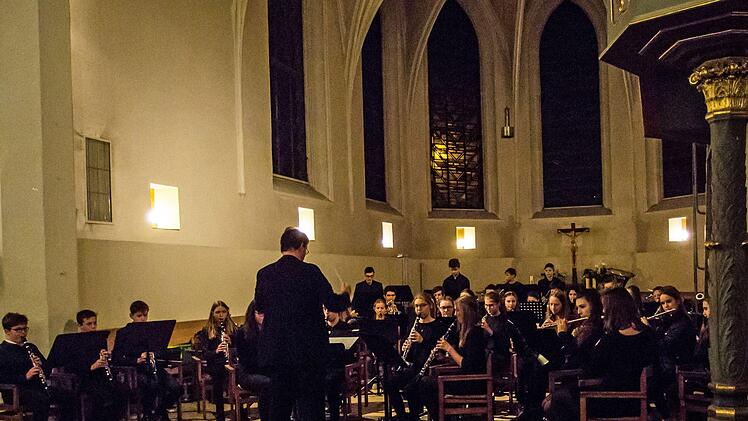 Großer Andrang: Zahlreiche Zuhörer erlebten das Adventskonzert des Gymnasiums Albertinum in der Coburger Heilig-Kreuz-Kirche.Foto: Jochen Berger