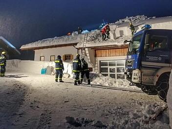 Einsatzkräfte des Kulmbacher THW befreien hier das Dach einer Alm von der Schneelast. Foto: Technisches Hilfswerk