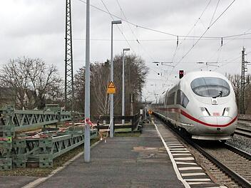 Im Hallstadter Bahnhof liegen Masten für die Oberleitungen bereit, die voraussichtlich Samstag- und Sonntagnacht montiert werden.