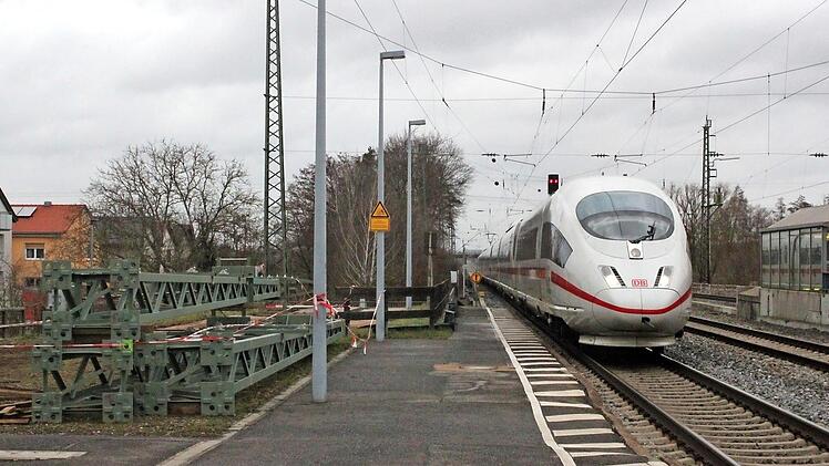 Im Hallstadter Bahnhof liegen Masten für die Oberleitungen bereit, die voraussichtlich Samstag- und Sonntagnacht montiert werden.