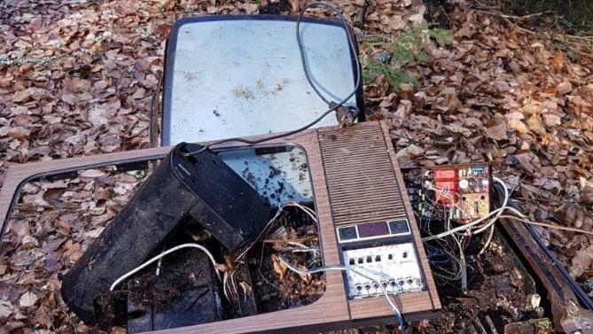 Einen Röhrenfernseher und eine alte Kaffeemaschine fanden die Müllsammler in der Natur. Foto: Jürgen Hüfner