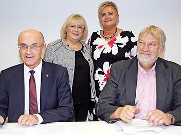 Die Kooperationsvereinbarung für das Qualitätssiegel "Selbsthilfefreundliches Krankenhaus" unterzeichneten Landrat Wilhelm Schneider (links) und der Vorstandsvorsitzende der Haßberg-Klinken, Stephan Kolck; dahinter Ideengeberin Monika Strätz-Stopfer (links) und Natalja Kruppa, Selbsthilfebeauftragte der Haßberg-Kliniken.  Foto: Sabine Weinbeer