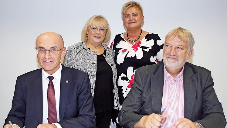 Die Kooperationsvereinbarung für das Qualitätssiegel "Selbsthilfefreundliches Krankenhaus" unterzeichneten Landrat Wilhelm Schneider (links) und der Vorstandsvorsitzende der Haßberg-Klinken, Stephan Kolck; dahinter Ideengeberin Monika Strätz-Stopfer (links) und Natalja Kruppa, Selbsthilfebeauftragte der Haßberg-Kliniken.  Foto: Sabine Weinbeer