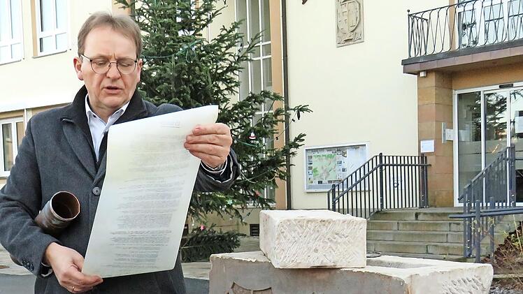 Im Sandsteinquader mit der Jahreszahl lag über 63 Jahre die Kapsel, die am 30. November 1958 bei der Grundsteinlegung verschlossen worden war. Nach ihrer Öffnung präsentierte Bürgermeister Bernd Rebhan die Urkunde.