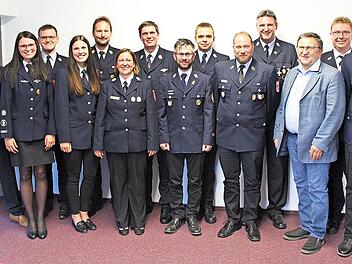 Kreisjugendwartin Carolin Wicklein (Sechste von links) mit den Mitgliedern der Jugendfeuerwehrleitung, den Geehrten Steffen Kauschke (Dritter von links), Matthias Eidloth (Achter von links) und Matthias Kaim (Vierter von rechts) und den Ehreng&auml;sten