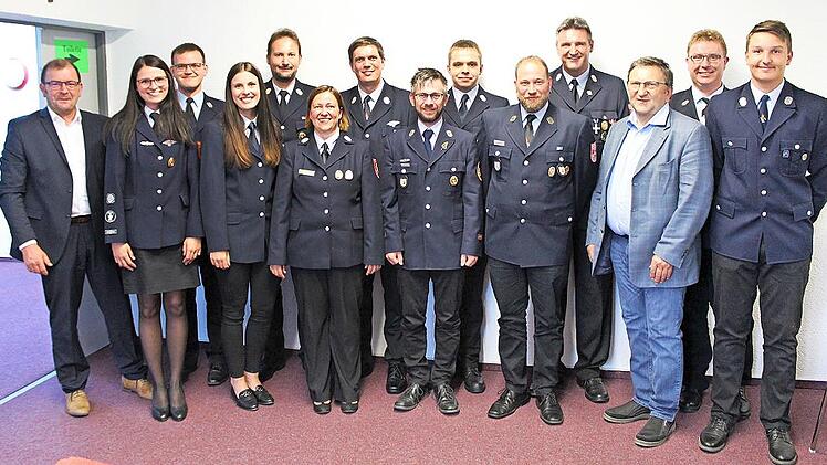Kreisjugendwartin Carolin Wicklein (Sechste von links) mit den Mitgliedern der Jugendfeuerwehrleitung, den Geehrten Steffen Kauschke (Dritter von links), Matthias Eidloth (Achter von links) und Matthias Kaim (Vierter von rechts) und den Ehreng&auml;sten