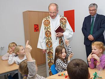 Pfarrer Tempel segnete die neuen Räume - und hielt obendrein die jungen Hauptakteure bei Laune.  Foto: Johannes Michel