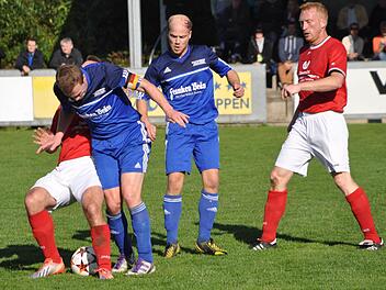 Keinen Sieger gab es im Duell zwischen dem TSV Ludwigsstadt mit Benedikt Pfeiffer (rechts) und dem FC Mitwitz mit Johannes Müller (daneben). Das Spiel endete mit 2:2. Foto: Herbert Kalb