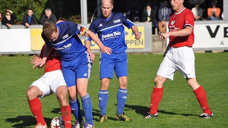 Keinen Sieger gab es im Duell zwischen dem TSV Ludwigsstadt mit Benedikt Pfeiffer (rechts) und dem FC Mitwitz mit Johannes Müller (daneben). Das Spiel endete mit 2:2. Foto: Herbert Kalb