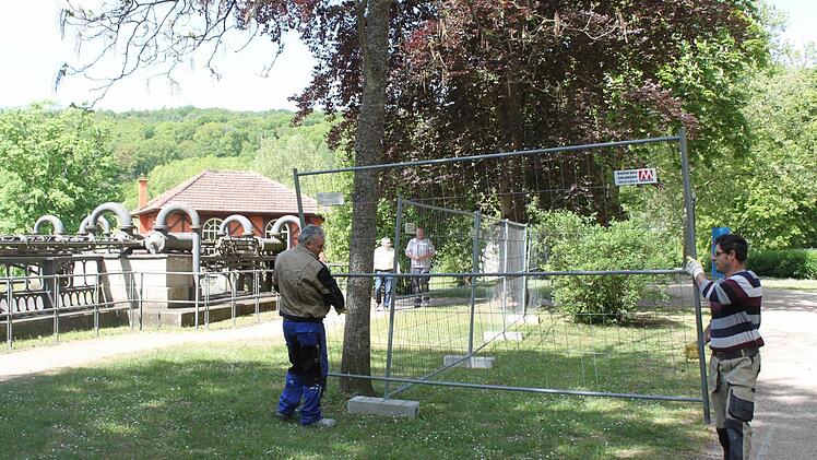 Der Bauzaun wird errichtet. Foto: Mäuser