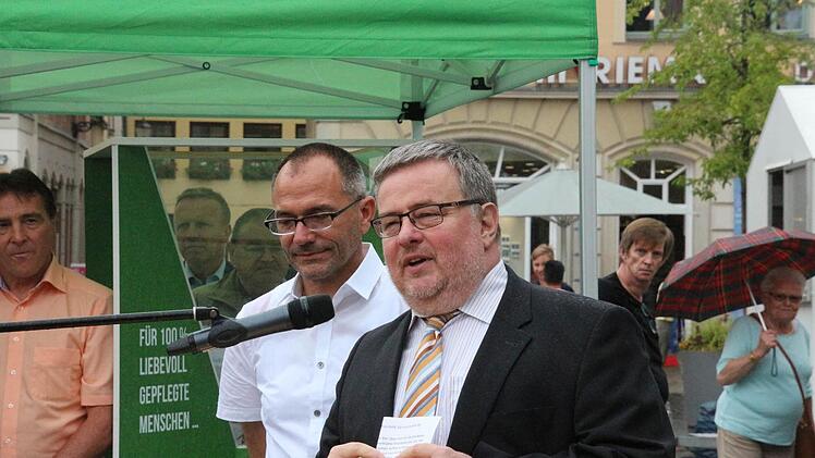Die Geistlichen Andreas Huth und Christoph Liebst gaben der Aktion ihren Segen. Foto: Simone Bastian