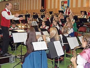 Edmund Rolle dirigierte auch das Jugendorchester vor den vollen Rängen der Adam-Riese-Halle in Bad Staffelstein. Fotos: Andreas Welz