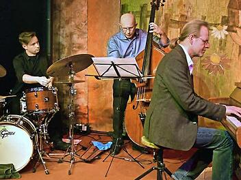 Unter dem Motto "Jazz meets Weill & Brecht" gab das Trio Bernhard Pichl, Rudi Engel und Florian Kettler (von rechts) ein unvergleichliches Konzert im Gewölbekeller der Stadthalle in Haßfurt.  Foto: Ulrike Langer