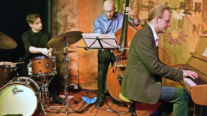 Unter dem Motto "Jazz meets Weill & Brecht" gab das Trio Bernhard Pichl, Rudi Engel und Florian Kettler (von rechts) ein unvergleichliches Konzert im Gewölbekeller der Stadthalle in Haßfurt.  Foto: Ulrike Langer